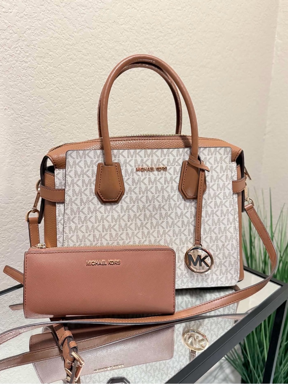 Authentic Michael Kors Matching Handbag & Wallet Set | Vanilla Signature MK